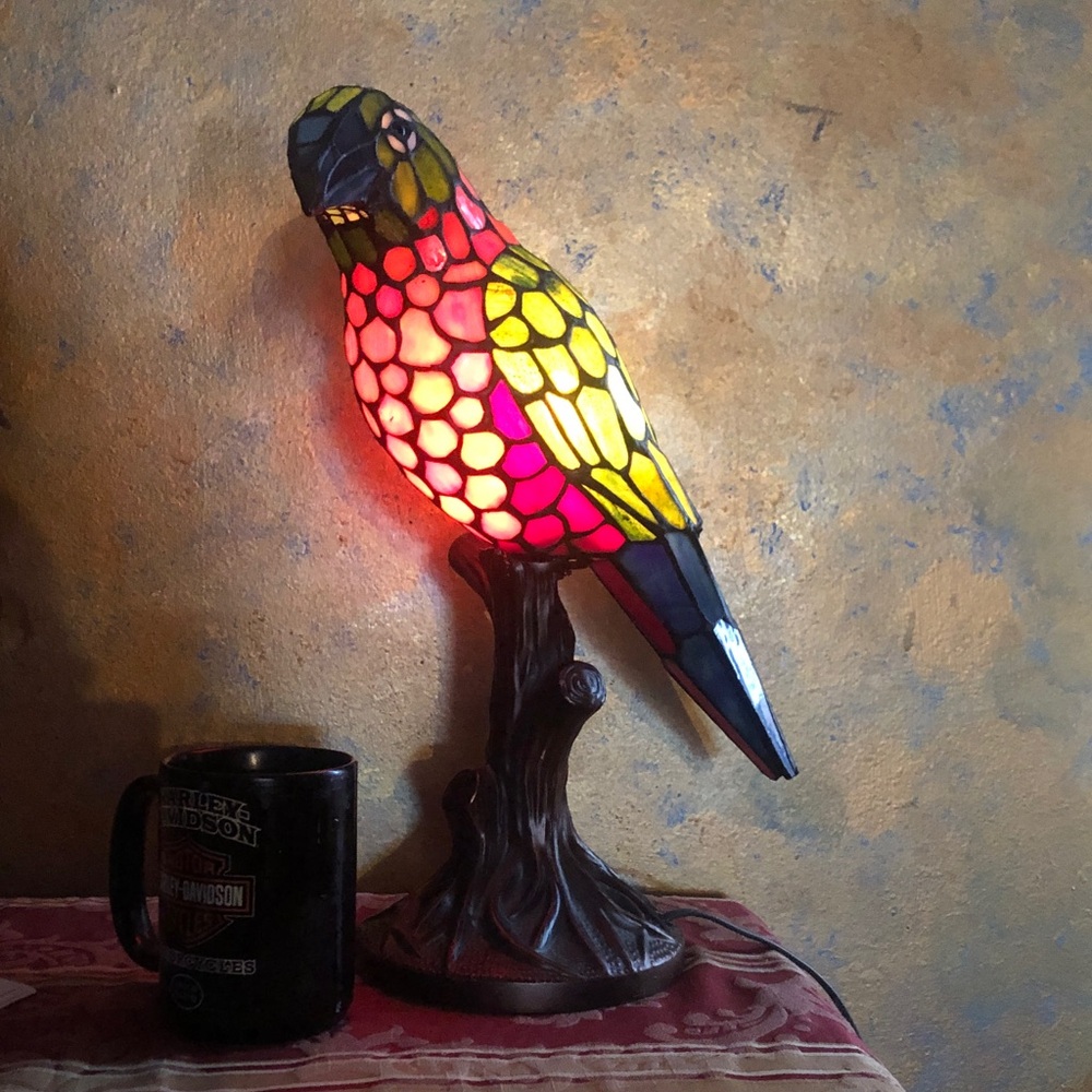 Stained glass parrot Macaw 🦜 large accent lamp 17” high 6’ cord with toggle swit